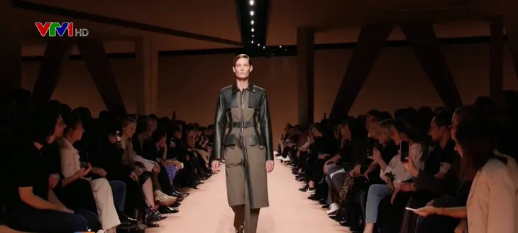 Ấn tượng những trang phục đẳng cấp trong BST Xuân - Hè 2020 của Hermès - Ảnh 1. Ấn tượng những trang phục đẳng cấp trong BST Xuân - Hè 2020 của Hermès - Ảnh 1.