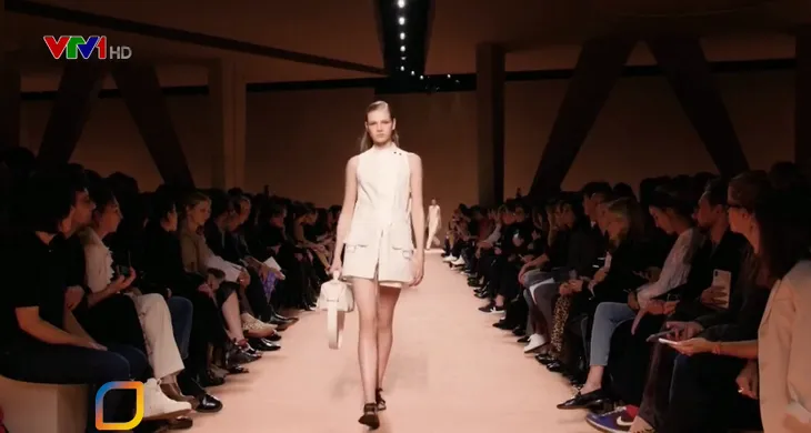 Ấn tượng những trang phục đẳng cấp trong BST Xuân - Hè 2020 của Hermès - Ảnh 2. Ấn tượng những trang phục đẳng cấp trong BST Xuân - Hè 2020 của Hermès - Ảnh 2.