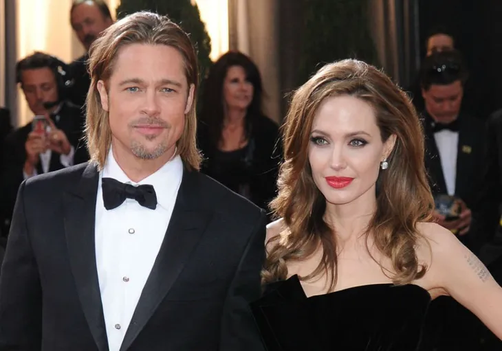 Angelina Jolie gọi Brad Pitt là quái vật sau vụ xô xát trên máy bay - Ảnh 1. Angelina Jolie gọi Brad Pitt là quái vật sau vụ xô xát trên máy bay - Ảnh 1.