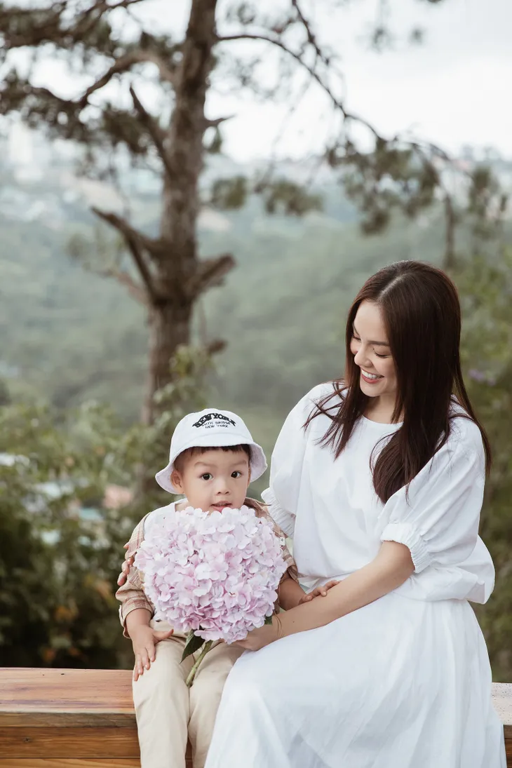 Dương Cẩm Lynh mặc đồ đôi cùng con trai trong bộ ảnh đón sinh nhật - Ảnh 12. Dương Cẩm Lynh mặc đồ đôi cùng con trai trong bộ ảnh đón sinh nhật - Ảnh 12.
