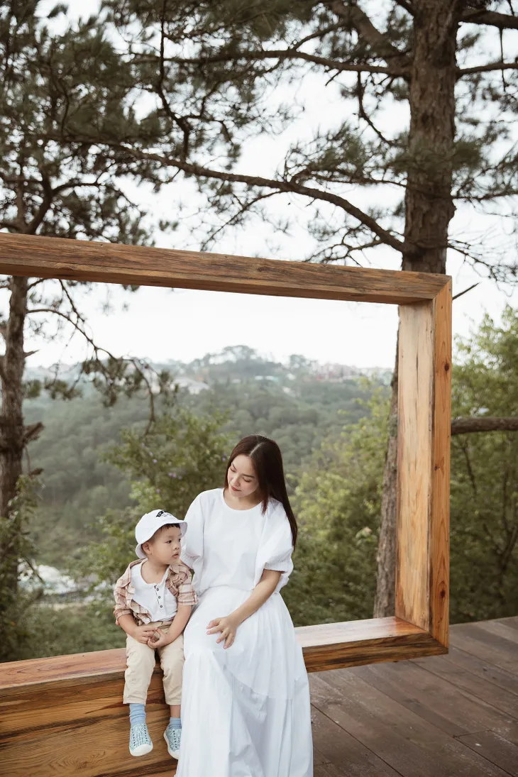 Dương Cẩm Lynh mặc đồ đôi cùng con trai trong bộ ảnh đón sinh nhật - Ảnh 2. Dương Cẩm Lynh mặc đồ đôi cùng con trai trong bộ ảnh đón sinh nhật - Ảnh 2.