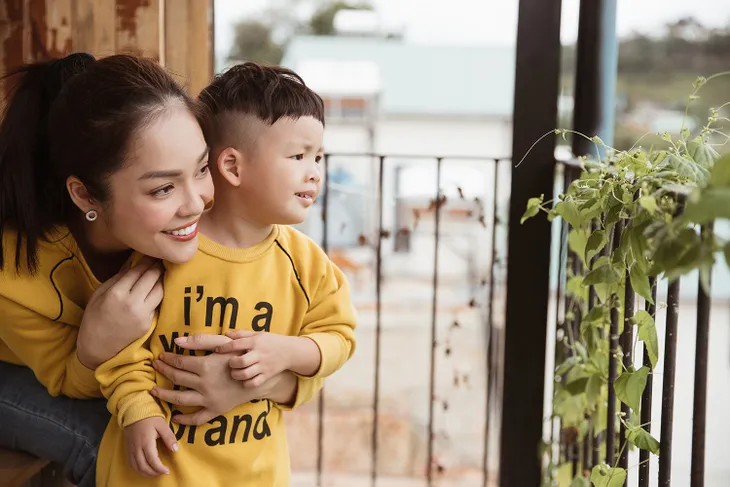 Dương Cẩm Lynh mặc đồ đôi cùng con trai trong bộ ảnh đón sinh nhật - Ảnh 5. Dương Cẩm Lynh mặc đồ đôi cùng con trai trong bộ ảnh đón sinh nhật - Ảnh 5.