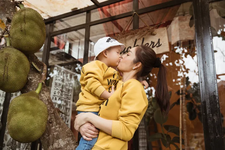 Dương Cẩm Lynh mặc đồ đôi cùng con trai trong bộ ảnh đón sinh nhật - Ảnh 4. Dương Cẩm Lynh mặc đồ đôi cùng con trai trong bộ ảnh đón sinh nhật - Ảnh 4.