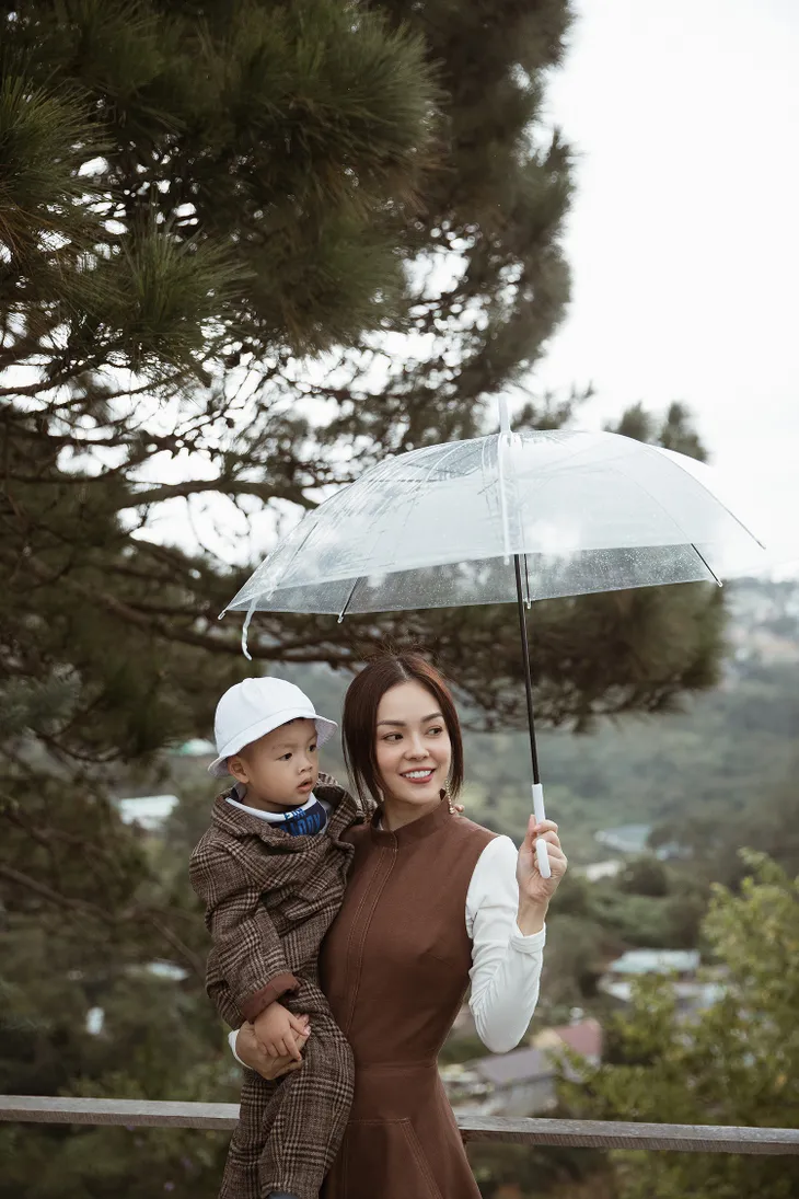 Dương Cẩm Lynh mặc đồ đôi cùng con trai trong bộ ảnh đón sinh nhật - Ảnh 1. Dương Cẩm Lynh mặc đồ đôi cùng con trai trong bộ ảnh đón sinh nhật - Ảnh 1.