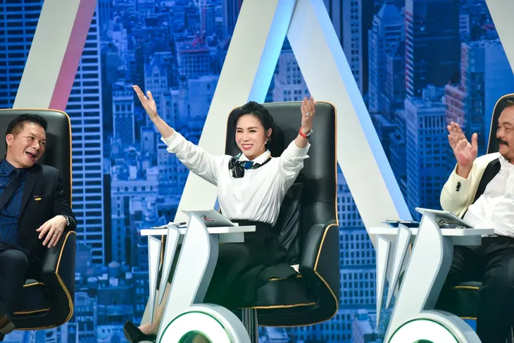 Cơ hội cho ai - Tập 5: Sếp Nga không hài lòng với nhà báo Lại Văn Sâm vì cô gái này! - Ảnh 2. Cơ hội cho ai - Tập 5: Sếp Nga không hài lòng với nhà báo Lại Văn Sâm vì cô gái này! - Ảnh 2.