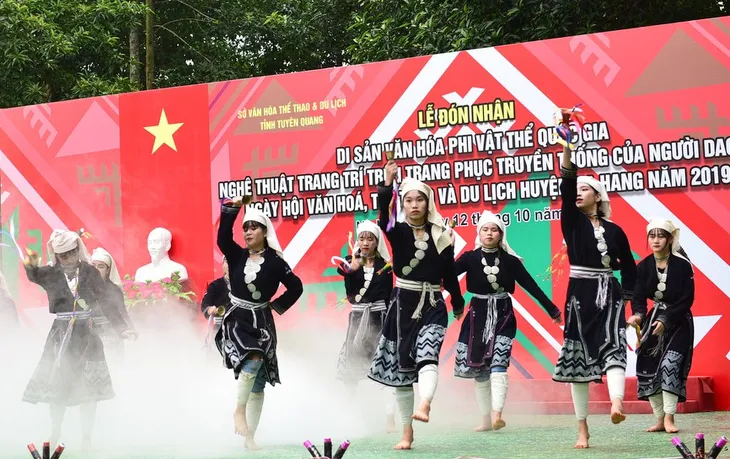 Công nhận Nghệ thuật trang trí trên trang phục truyền thống của người Dao đỏ là Di sản văn hóa phi vật thể quốc gia - Ảnh 4. Công nhận Nghệ thuật trang trí trên trang phục truyền thống của người Dao đỏ là Di sản văn hóa phi vật thể quốc gia - Ảnh 4.