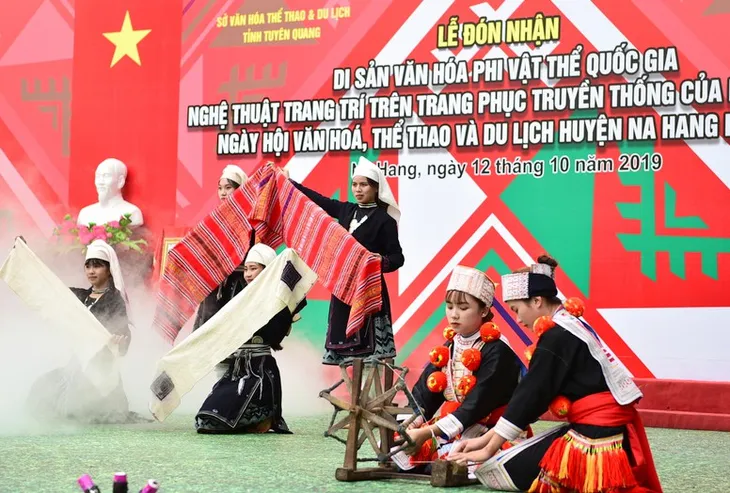 Công nhận Nghệ thuật trang trí trên trang phục truyền thống của người Dao đỏ là Di sản văn hóa phi vật thể quốc gia - Ảnh 5. Công nhận Nghệ thuật trang trí trên trang phục truyền thống của người Dao đỏ là Di sản văn hóa phi vật thể quốc gia - Ảnh 5.