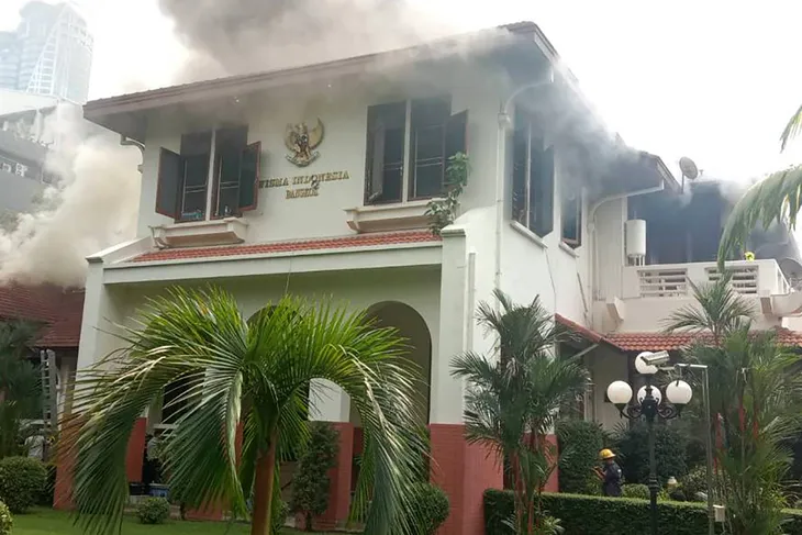 Hỏa hoạn tại Đại sứ quán Indonesia ở Thái Lan - Ảnh 2. Hỏa hoạn tại Đại sứ quán Indonesia ở Thái Lan - Ảnh 2.