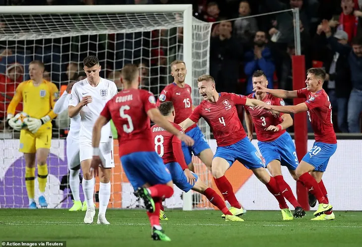 CH Séc 2-1 ĐT Anh: Phung phí cơ hội, ĐT Anh thua ngược CH Séc (Bảng A, Vòng loại EURO 2020) - Ảnh 2. CH Séc 2-1 ĐT Anh: Phung phí cơ hội, ĐT Anh thua ngược CH Séc (Bảng A, Vòng loại EURO 2020) - Ảnh 2.