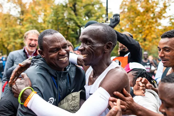 VĐV Eliud Kipchoge trở thành người đầu tiên chinh phục đường đua marathon dưới 2 giờ - Ảnh 4. VĐV Eliud Kipchoge trở thành người đầu tiên chinh phục đường đua marathon dưới 2 giờ - Ảnh 4.