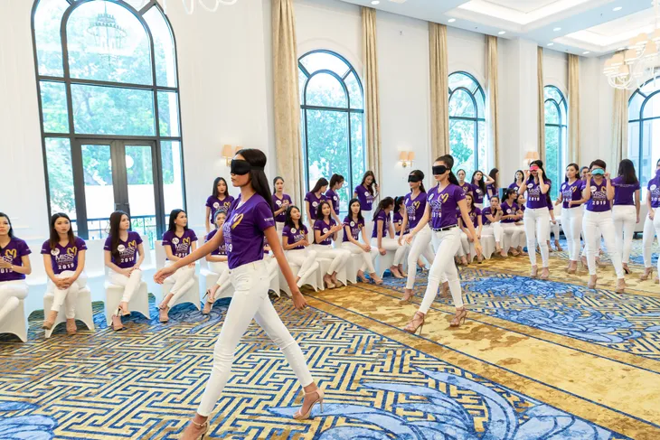 HHen Niê vừa bịt mắt, vừa catwalk thần sầu thị phạm thí sinh Hoa hậu Hoàn vũ Việt Nam - Ảnh 2. HHen Niê vừa bịt mắt, vừa catwalk thần sầu thị phạm thí sinh Hoa hậu Hoàn vũ Việt Nam - Ảnh 2.