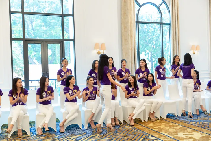HHen Niê vừa bịt mắt, vừa catwalk thần sầu thị phạm thí sinh Hoa hậu Hoàn vũ Việt Nam - Ảnh 12. HHen Niê vừa bịt mắt, vừa catwalk thần sầu thị phạm thí sinh Hoa hậu Hoàn vũ Việt Nam - Ảnh 12.