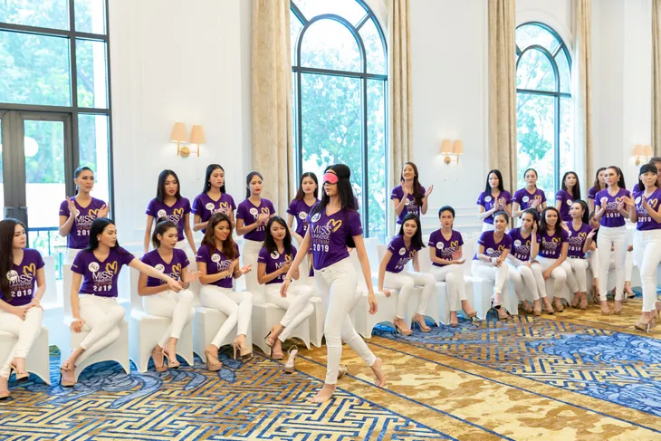 HHen Niê vừa bịt mắt, vừa catwalk thần sầu thị phạm thí sinh Hoa hậu Hoàn vũ Việt Nam - Ảnh 13. HHen Niê vừa bịt mắt, vừa catwalk thần sầu thị phạm thí sinh Hoa hậu Hoàn vũ Việt Nam - Ảnh 13.
