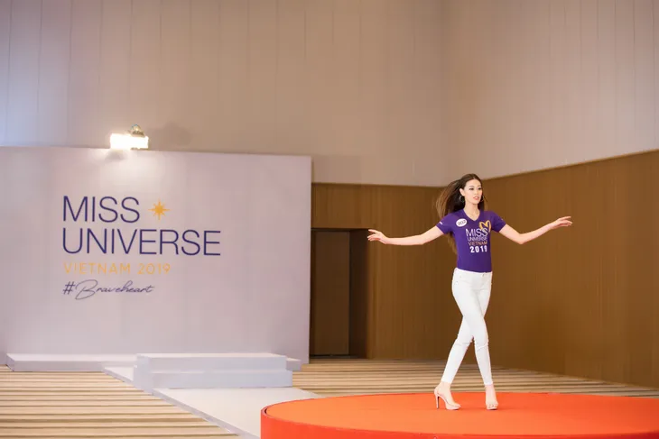 Tôi là Hoa hậu Hoàn vũ Việt Nam 2019 - Tập 2: Cùng là người nổi tiếng, Hương Ly được khen hết lời, Thúy Vân bị chê tơi bời - Ảnh 3. Tôi là Hoa hậu Hoàn vũ Việt Nam 2019 - Tập 2: Cùng là người nổi tiếng, Hương Ly được khen hết lời, Thúy Vân bị chê tơi bời - Ảnh 3.