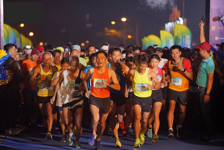 Minh Hằng cá tính tham gia chạy tại Revive Marathon xuyên Việt - Ảnh 1. Minh Hằng cá tính tham gia chạy tại Revive Marathon xuyên Việt - Ảnh 1.
