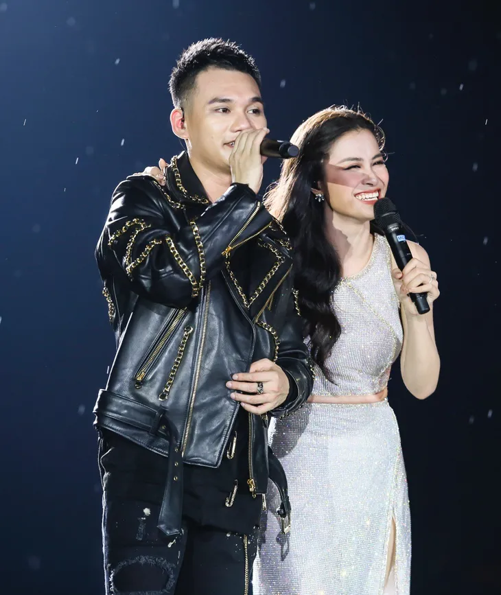 Đông Nhi bất ngờ được tổ chức sinh nhật ngay trên sân khấu Hà Nội - Ảnh 3. Đông Nhi bất ngờ được tổ chức sinh nhật ngay trên sân khấu Hà Nội - Ảnh 3.