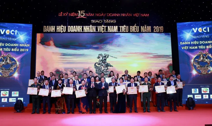 Vinh danh 100 doanh nhân Việt Nam tiêu biểu 2019 - Ảnh 3. Vinh danh 100 doanh nhân Việt Nam tiêu biểu 2019 - Ảnh 3.