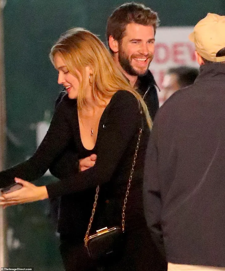 Sau Miley Cyrus, đến lượt Liam Hemsworth công khai hẹn hò tình mới - Ảnh 1. Sau Miley Cyrus, đến lượt Liam Hemsworth công khai hẹn hò tình mới - Ảnh 1.