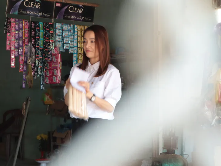 Cả nước chung tay vì người nghèo 2019: Nhã Phương rơi nước mắt khi đến thăm những hộ nghèo ở Kon Tum - Ảnh 2. Cả nước chung tay vì người nghèo 2019: Nhã Phương rơi nước mắt khi đến thăm những hộ nghèo ở Kon Tum - Ảnh 2.
