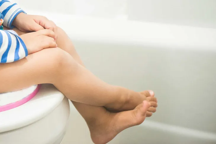 Những sai lầm của người lớn khiến trẻ táo bón mãi không khỏi - Ảnh 1. Những sai lầm của người lớn khiến trẻ táo bón mãi không khỏi - Ảnh 1.