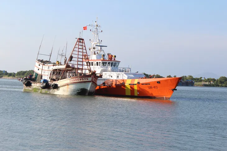 Bà Rịa - Vũng Tàu cứu nạn thành công tàu cá BV 98695 TS - Ảnh 1. Bà Rịa - Vũng Tàu cứu nạn thành công tàu cá BV 98695 TS - Ảnh 1.