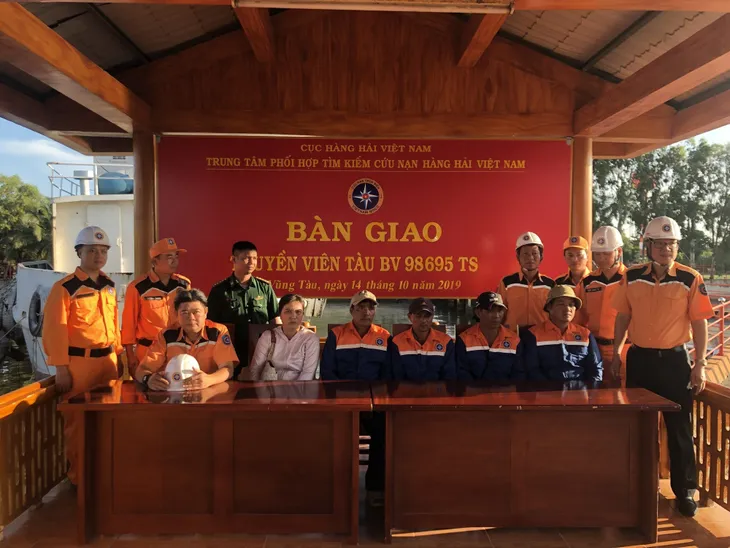 Bà Rịa - Vũng Tàu cứu nạn thành công tàu cá BV 98695 TS - Ảnh 2. Bà Rịa - Vũng Tàu cứu nạn thành công tàu cá BV 98695 TS - Ảnh 2.