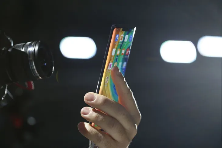 Doanh số bán smartphone Huawei tăng gần 30% bất chấp lệnh cấm từ Mỹ - Ảnh 1. Doanh số bán smartphone Huawei tăng gần 30% bất chấp lệnh cấm từ Mỹ - Ảnh 1.