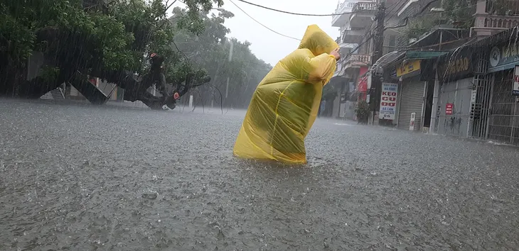 Thành phố Vinh chìm trong biển nước do mưa lớn - Ảnh 1. Thành phố Vinh chìm trong biển nước do mưa lớn - Ảnh 1.