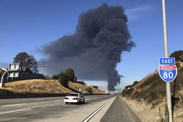 Nổ gây cháy lớn tại nhà máy lọc dầu bang California, Mỹ - Ảnh 2. Nổ gây cháy lớn tại nhà máy lọc dầu bang California, Mỹ - Ảnh 2.