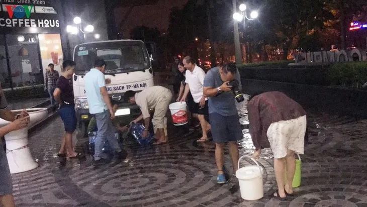 Tạm treo cấp nước chưa rõ thời hạn để xúc rửa đường ống sông Đà - Ảnh 1. Tạm treo cấp nước chưa rõ thời hạn để xúc rửa đường ống sông Đà - Ảnh 1.