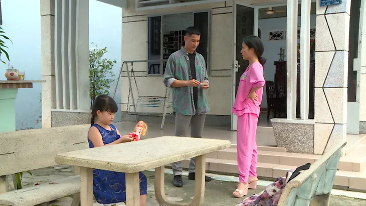Huy Khánh trở thành bảo mẫu bất đắc dĩ trong Nuôi nhầm sao nhí - Ảnh 1.