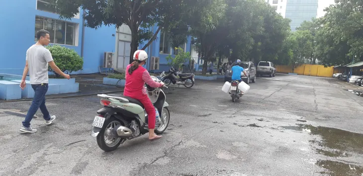 Nhà máy nước Mai Dịch tấp nập người dân, xe bồn đến lấy nước sạch miễn phí - Ảnh 7. Nhà máy nước Mai Dịch tấp nập người dân, xe bồn đến lấy nước sạch miễn phí - Ảnh 7.