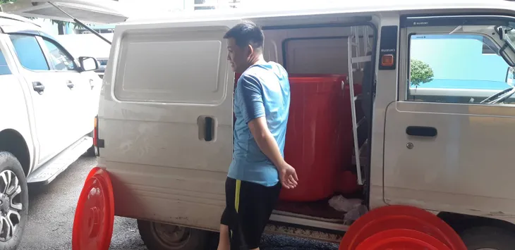 Nhà máy nước Mai Dịch tấp nập người dân, xe bồn đến lấy nước sạch miễn phí - Ảnh 6. Nhà máy nước Mai Dịch tấp nập người dân, xe bồn đến lấy nước sạch miễn phí - Ảnh 6.