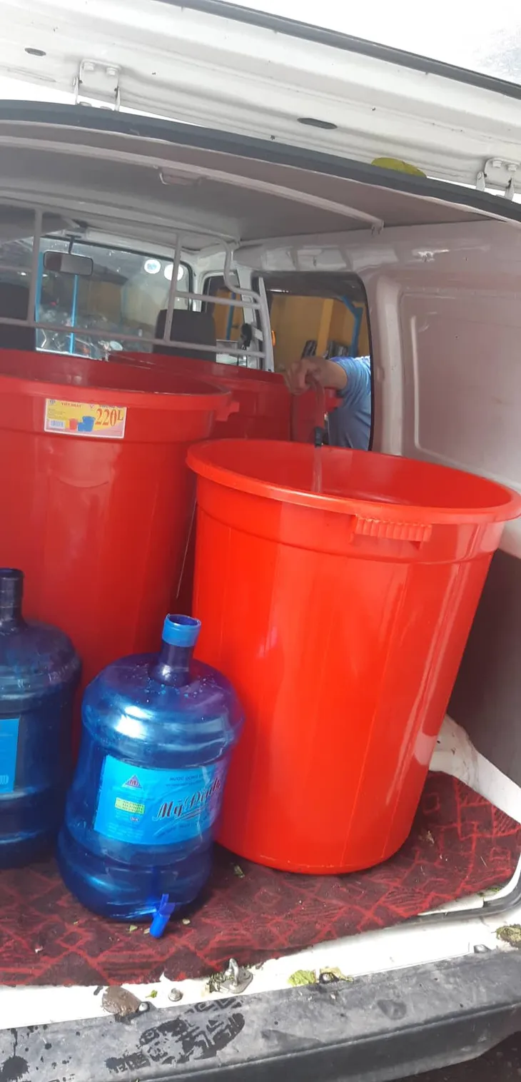Nhà máy nước Mai Dịch tấp nập người dân, xe bồn đến lấy nước sạch miễn phí - Ảnh 5. Nhà máy nước Mai Dịch tấp nập người dân, xe bồn đến lấy nước sạch miễn phí - Ảnh 5.