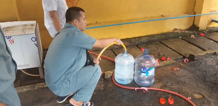 Nhà máy nước Mai Dịch tấp nập người dân, xe bồn đến lấy nước sạch miễn phí - Ảnh 4. Nhà máy nước Mai Dịch tấp nập người dân, xe bồn đến lấy nước sạch miễn phí - Ảnh 4.