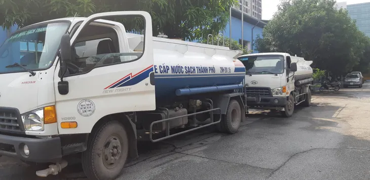 Nhà máy nước Mai Dịch tấp nập người dân, xe bồn đến lấy nước sạch miễn phí - Ảnh 10. Nhà máy nước Mai Dịch tấp nập người dân, xe bồn đến lấy nước sạch miễn phí - Ảnh 10.