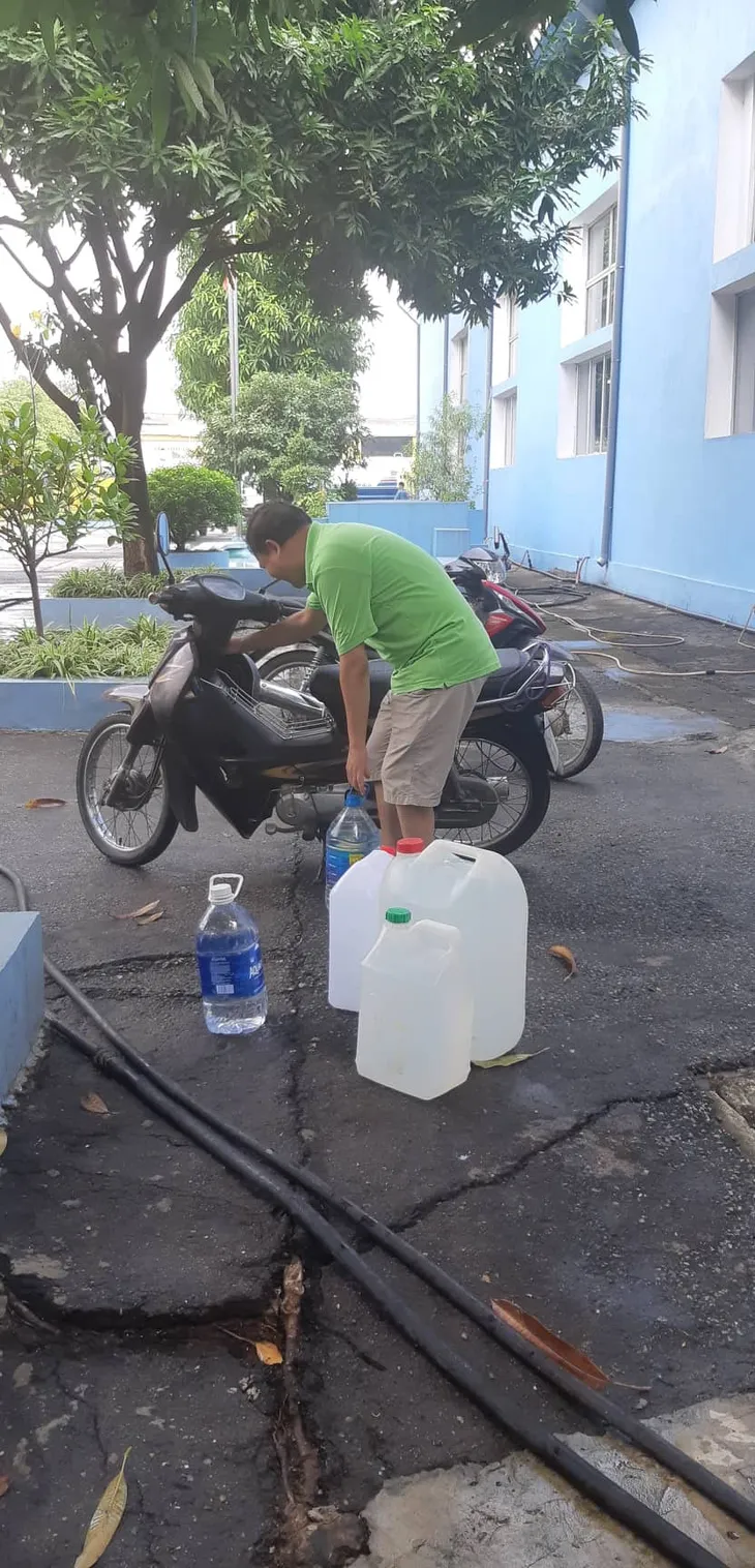 Nhà máy nước Mai Dịch tấp nập người dân, xe bồn đến lấy nước sạch miễn phí - Ảnh 2. Nhà máy nước Mai Dịch tấp nập người dân, xe bồn đến lấy nước sạch miễn phí - Ảnh 2.