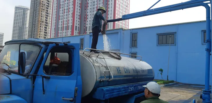 Nhà máy nước Mai Dịch tấp nập người dân, xe bồn đến lấy nước sạch miễn phí - Ảnh 11. Nhà máy nước Mai Dịch tấp nập người dân, xe bồn đến lấy nước sạch miễn phí - Ảnh 11.