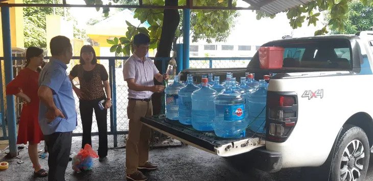 Nhà máy nước Mai Dịch tấp nập người dân, xe bồn đến lấy nước sạch miễn phí - Ảnh 1. Nhà máy nước Mai Dịch tấp nập người dân, xe bồn đến lấy nước sạch miễn phí - Ảnh 1.