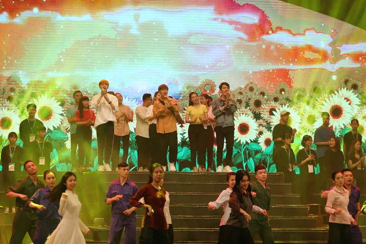 Những hình ảnh ấn tượng trong buổi tổng duyệt Cả nước chung tay vì người nghèo 2019 - Ảnh 6. Những hình ảnh ấn tượng trong buổi tổng duyệt Cả nước chung tay vì người nghèo 2019 - Ảnh 6.