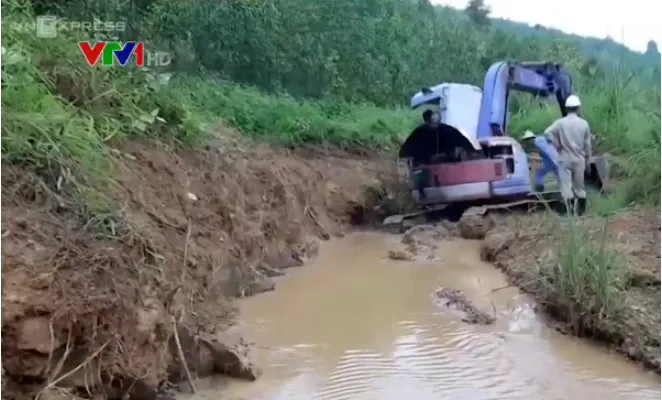 Huy động máy xúc dọn dầu thải đầu nguồn nhà máy nước sông Đà - Ảnh 1. Huy động máy xúc dọn dầu thải đầu nguồn nhà máy nước sông Đà - Ảnh 1.