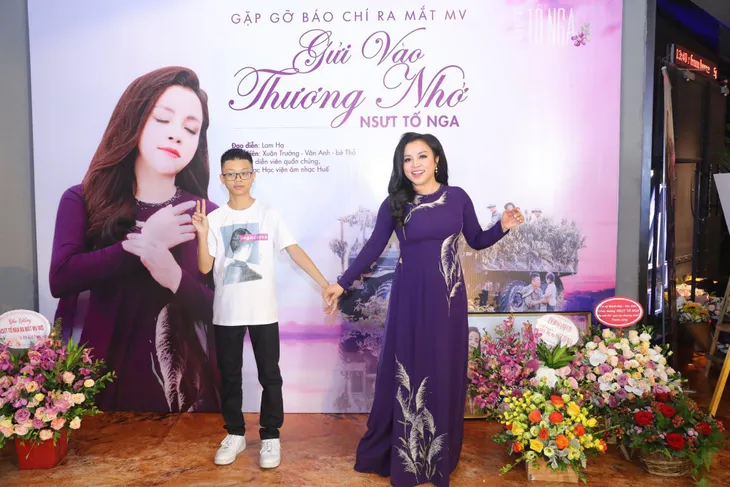 NSƯT Tố Nga ra mắt album “Thương ơi lòng mẹ” nhân dịp 20/10 - Ảnh 4. NSƯT Tố Nga ra mắt album “Thương ơi lòng mẹ” nhân dịp 20/10 - Ảnh 4.