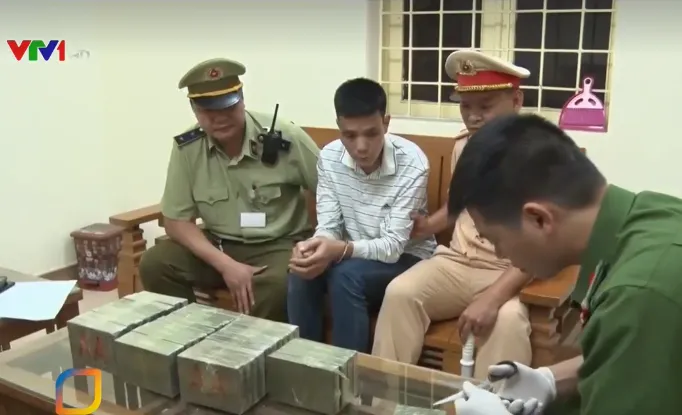Lạng Sơn: Bắt giữ 2 đối tượng vận chuyển 35 bánh heroin - Ảnh 1. Lạng Sơn: Bắt giữ 2 đối tượng vận chuyển 35 bánh heroin - Ảnh 1.