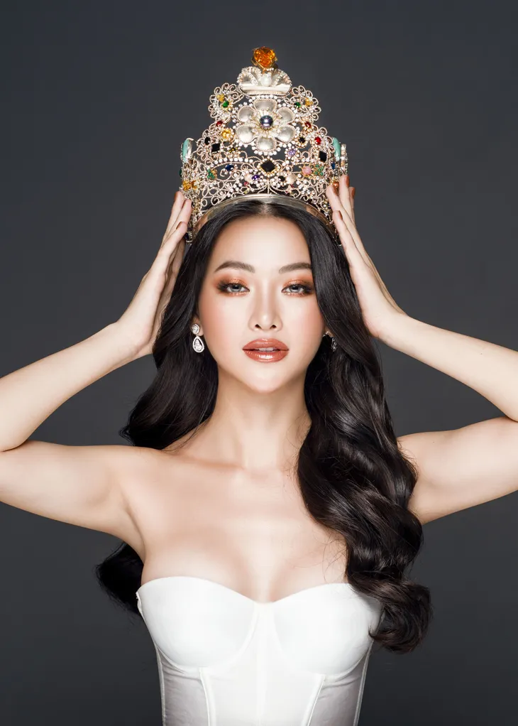 Phương Khánh tung bộ ảnh cuối cùng đội vương miện 3,5 tỷ trước Chung kết Miss Earth 2019 - Ảnh 15. Phương Khánh tung bộ ảnh cuối cùng đội vương miện 3,5 tỷ trước Chung kết Miss Earth 2019 - Ảnh 15.