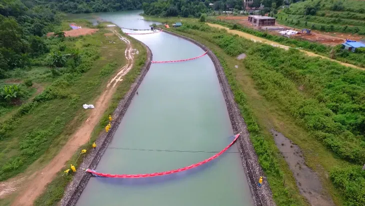 Lắp màng lọc ngăn dầu ở kênh dẫn nước vào Nhà máy nước sạch sông Đà - Ảnh 2. Lắp màng lọc ngăn dầu ở kênh dẫn nước vào Nhà máy nước sạch sông Đà - Ảnh 2.