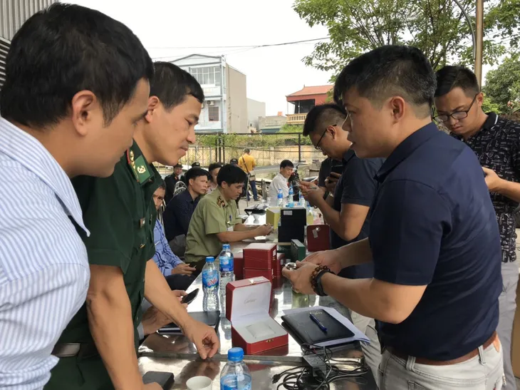 Thu giữ hơn 15.500 đồng hồ Thụy Sỹ nhái trong 9 tháng - Ảnh 1. Thu giữ hơn 15.500 đồng hồ Thụy Sỹ nhái trong 9 tháng - Ảnh 1.