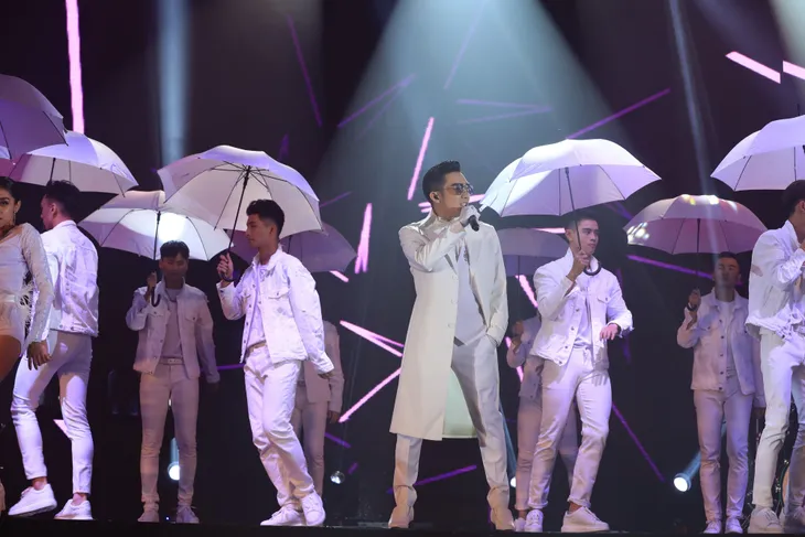 Quang Hà bùng nổ trong liveshow dù chỉ chuẩn bị trong 2 ngày sau vụ cháy sân khấu - Ảnh 15. Quang Hà bùng nổ trong liveshow dù chỉ chuẩn bị trong 2 ngày sau vụ cháy sân khấu - Ảnh 15.