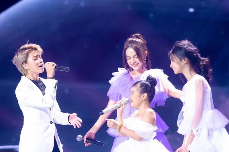 Giọng hát Việt nhí: Bảo Hân Về nhà đi con bất ngờ khoe giọng hát siêu ngọt cùng Phạm Quỳnh Anh - Ảnh 3. Giọng hát Việt nhí: Bảo Hân Về nhà đi con bất ngờ khoe giọng hát siêu ngọt cùng Phạm Quỳnh Anh - Ảnh 3.