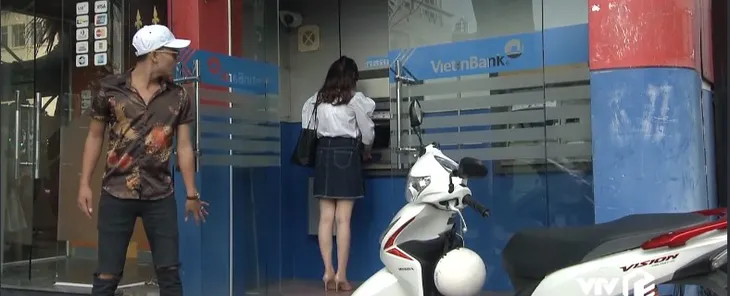 Nữ đại gia bao nuôi trai trẻ Những cô gái trong thành phố tái xuất làm vợ đại gia trong Những nhân viên gương mẫu - Ảnh 1. Nữ đại gia bao nuôi trai trẻ Những cô gái trong thành phố tái xuất làm vợ đại gia trong Những nhân viên gương mẫu - Ảnh 1.