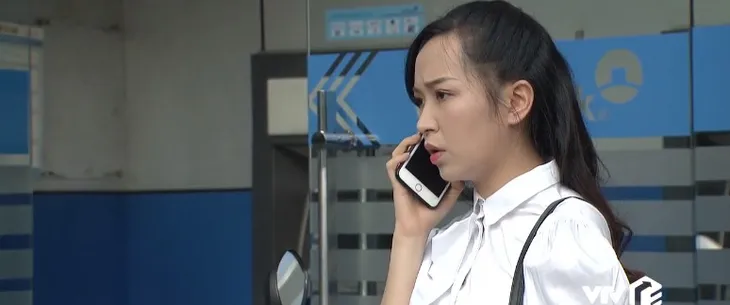 Nữ đại gia bao nuôi trai trẻ Những cô gái trong thành phố tái xuất làm vợ đại gia trong Những nhân viên gương mẫu - Ảnh 2. Nữ đại gia bao nuôi trai trẻ Những cô gái trong thành phố tái xuất làm vợ đại gia trong Những nhân viên gương mẫu - Ảnh 2.